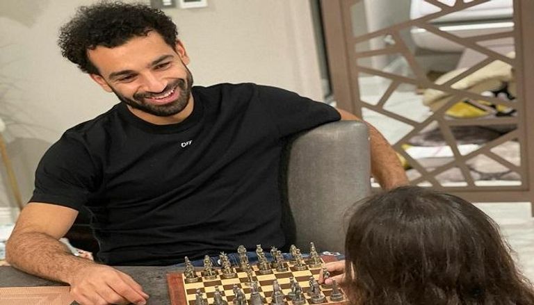 محمد صلاح يلعب الشطرنج