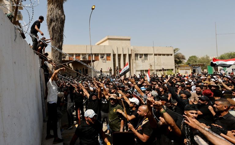 أنصار الصدر يتسلقون حواجز المنطقة الخضراء