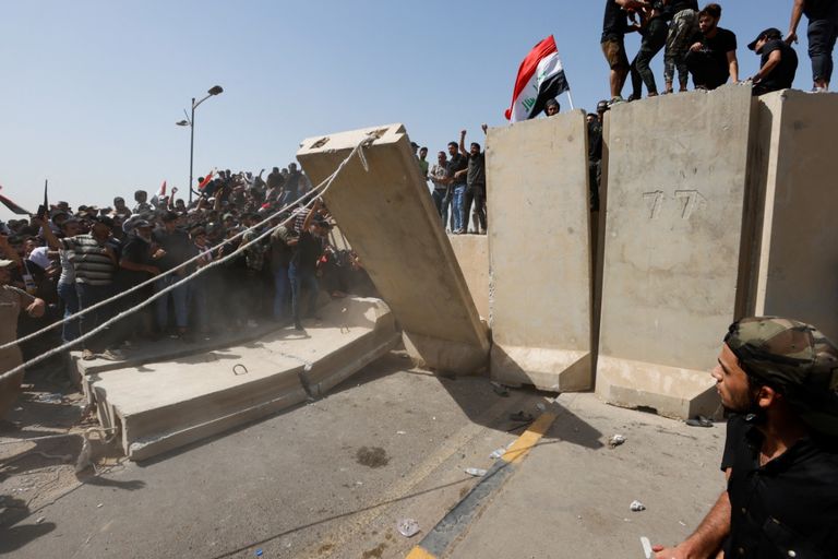 أنصار الصدر يتسلقون حواجز المنطقة الخضراء