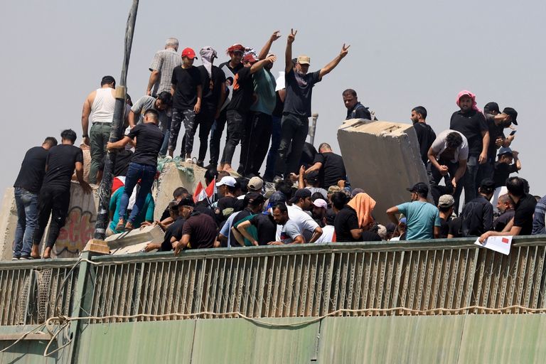 أنصار الصدر يتسلقون حواجز المنطقة الخضراء