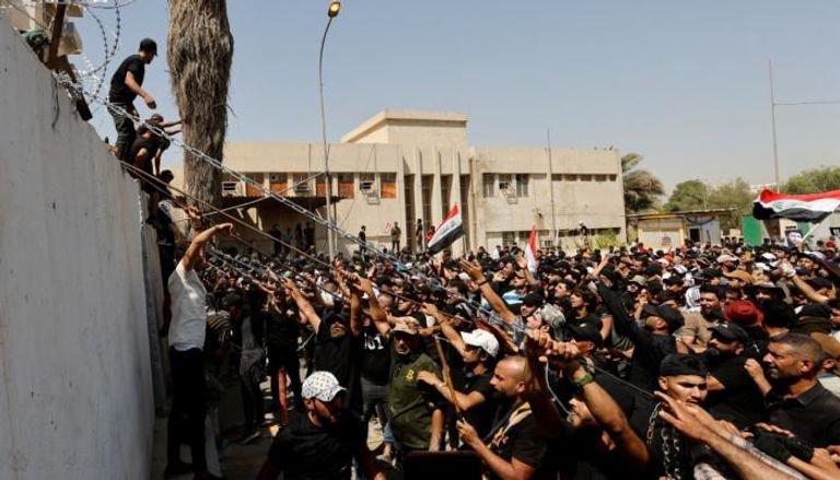 متظاهرون أثناء اقتحام المنطقة الخضراء ببغداد