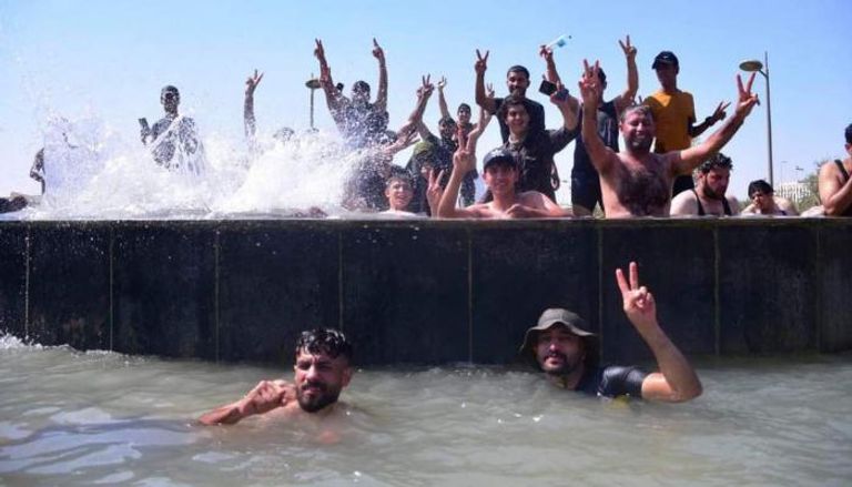 متظاهرون يستحمون تحت نافورة ماء داخل المنطقة الرئاسية بعد اقتحامها