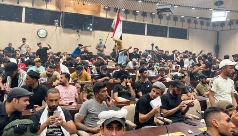 أتباع للصدر خلال اعتصامهم في البرلمان العراقي