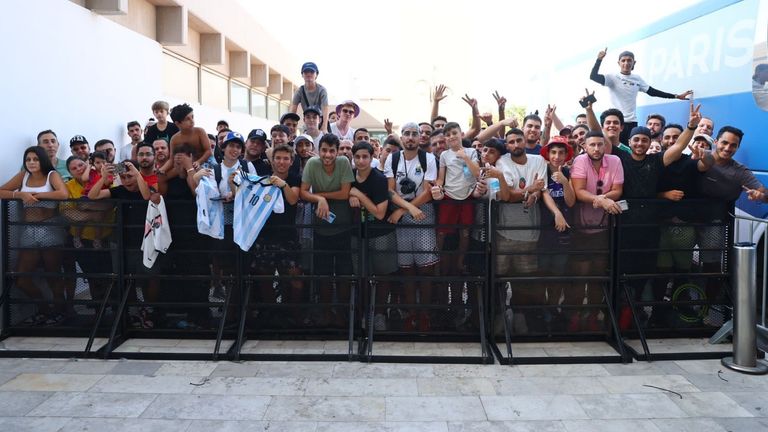 عناصر فريق باريس سان جيرمان لدى وصولهم إلى تل أبيب