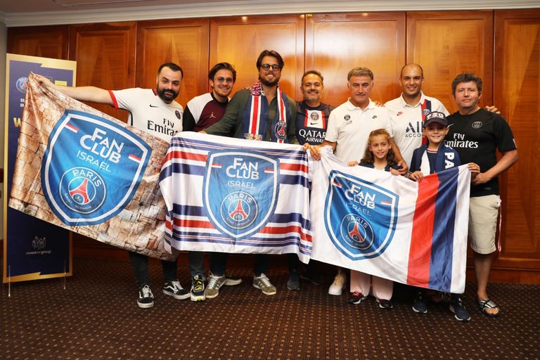 عناصر فريق باريس سان جيرمان لدى وصولهم إلى تل أبيب