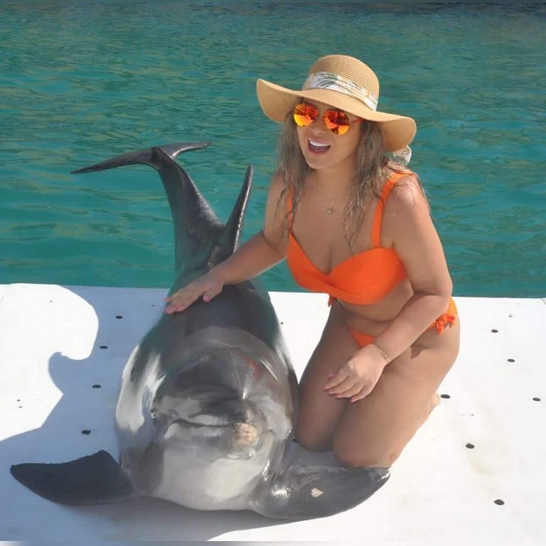 الفنانة مادلين مطر مع أحد الدلافين