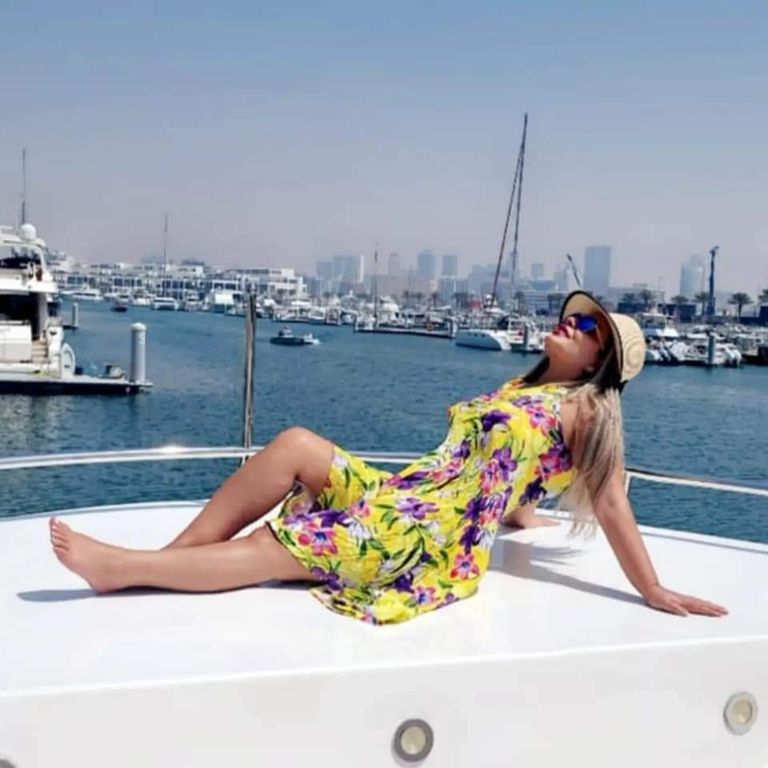 الفنانة مادلين مطر مع أحد الدلافين