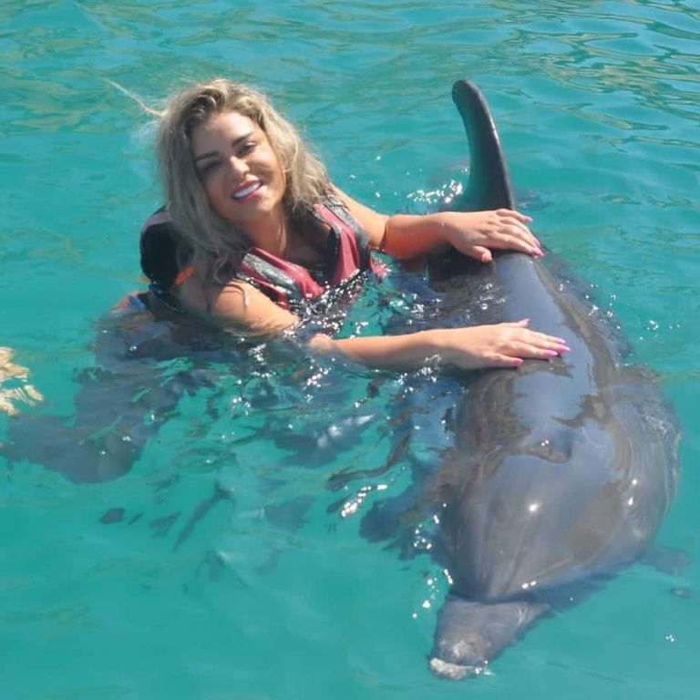 الفنانة مادلين مطر مع أحد الدلافين