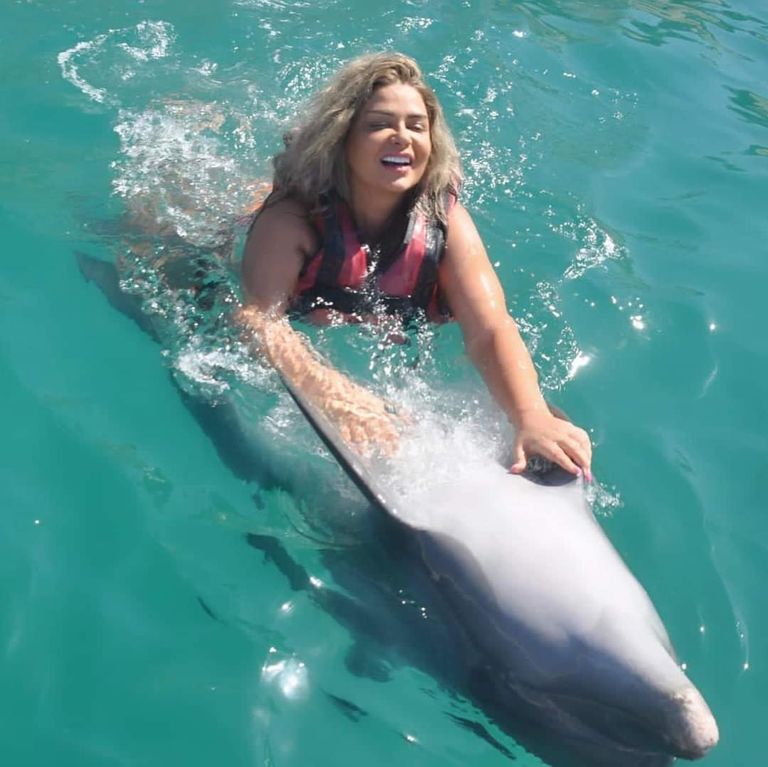 الفنانة مادلين مطر مع أحد الدلافين