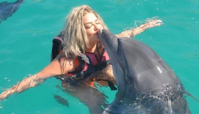 الفنانة مادلين مطر مع أحد الدلافين