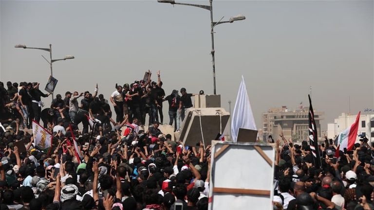 توزيع وجبات على المعتصمين أمام مقر البرلمان العراقي