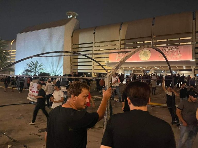 توزيع وجبات على المعتصمين أمام مقر البرلمان العراقي