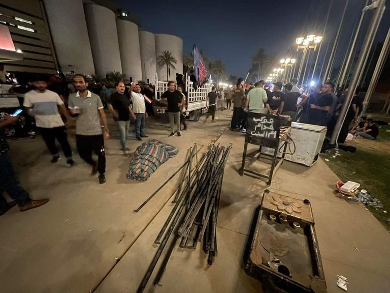 توزيع وجبات على المعتصمين أمام مقر البرلمان العراقي