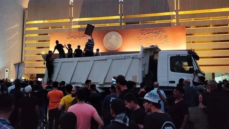 توزيع وجبات على المعتصمين أمام مقر البرلمان العراقي