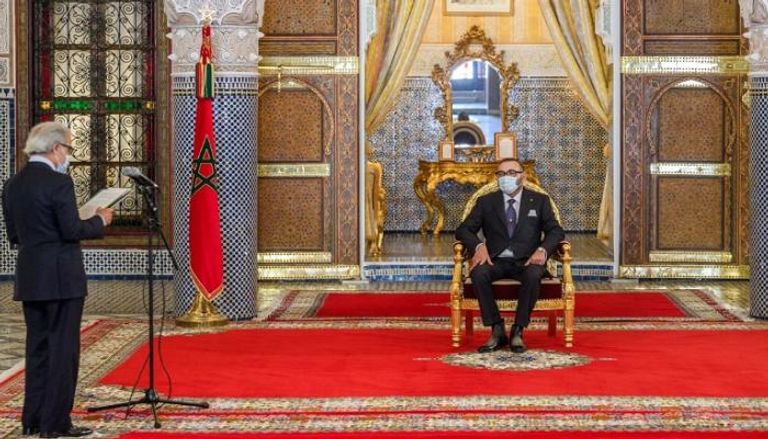 والي بنك المغرب أثناء تقديمه التقرير السنوي أمام الملك