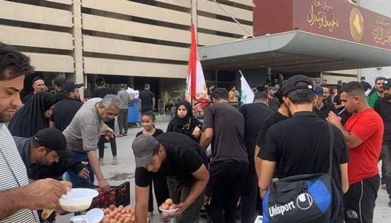 المعتصمون يتناولون إفطارهم عند باحة البرلمان العراقي
