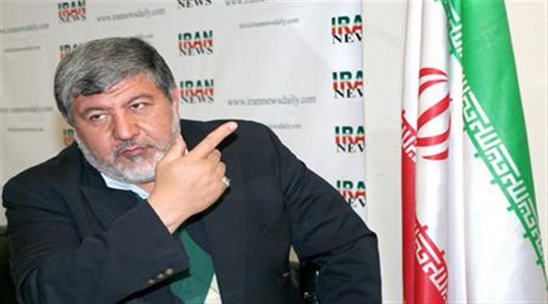 الخميني وحارسه الشخصي (وكالة أنباء فارس)