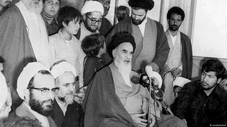 الخميني وحارسه الشخصي (وكالة أنباء فارس)