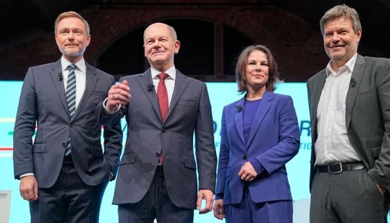 شولتز وسط أعضاء حكومته