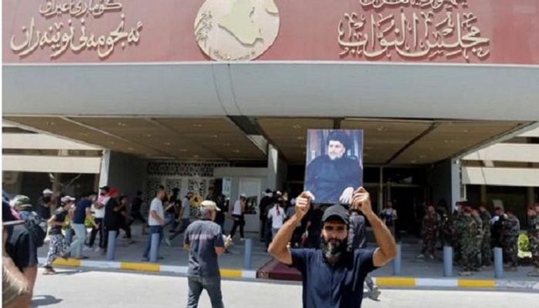 أنصار الصدر يواصلون اعتصامهم بمبنى البرلمان العراقي