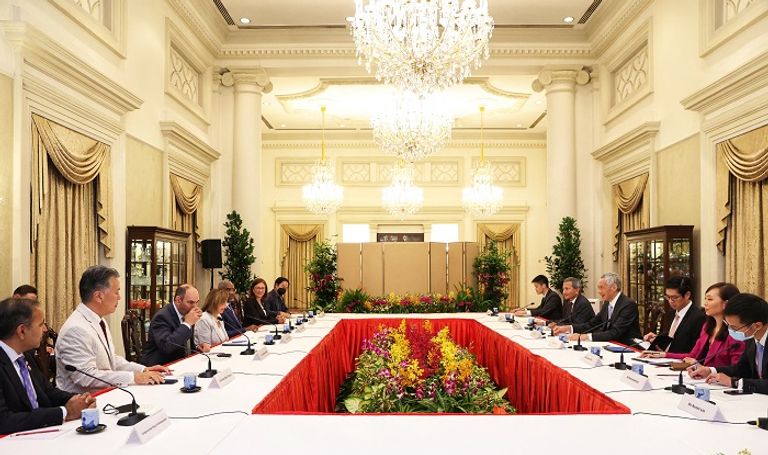 صيني أمام صحيفة معروضة تتناول زيارة بيلوسي المحتملة لتايوان