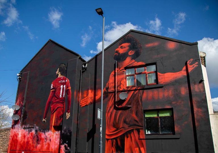 محمد صلاح أمام جداريته بليفربول