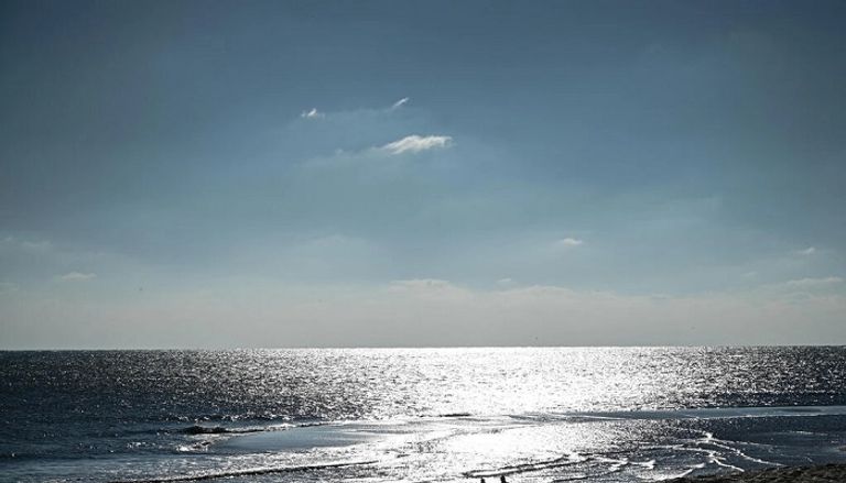 الثقوب تبدو كما لو كانت من صنع الإنسان