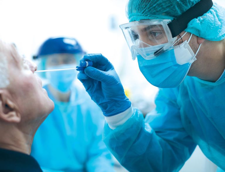 نقل مصاب بفيروس كورونا إلى المستشفى