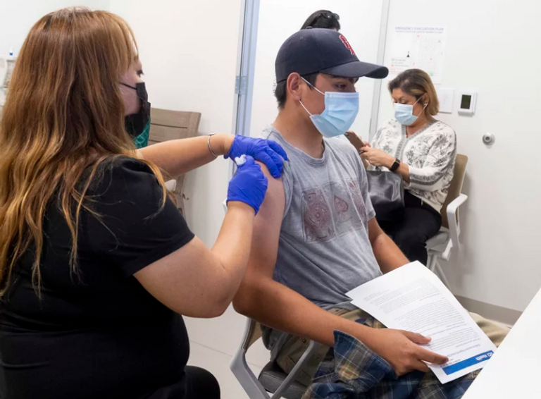 نقل مصاب بفيروس كورونا إلى المستشفى