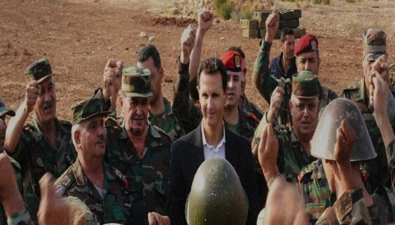 بشار الأسد بين قادة عناصر من الجيش السوري