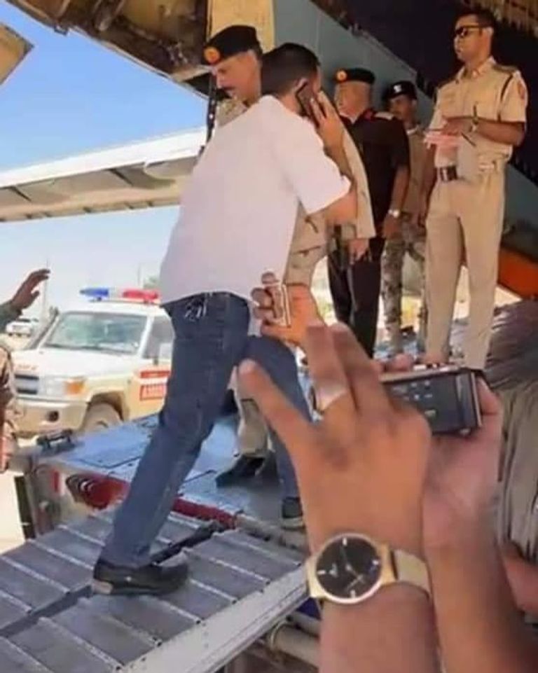 لفتة إنسانية من الجيش الليبي بعلاج مصابي صهريج أوباري الجيش الليبي ينقل المصابين للعلاج في بنغازي