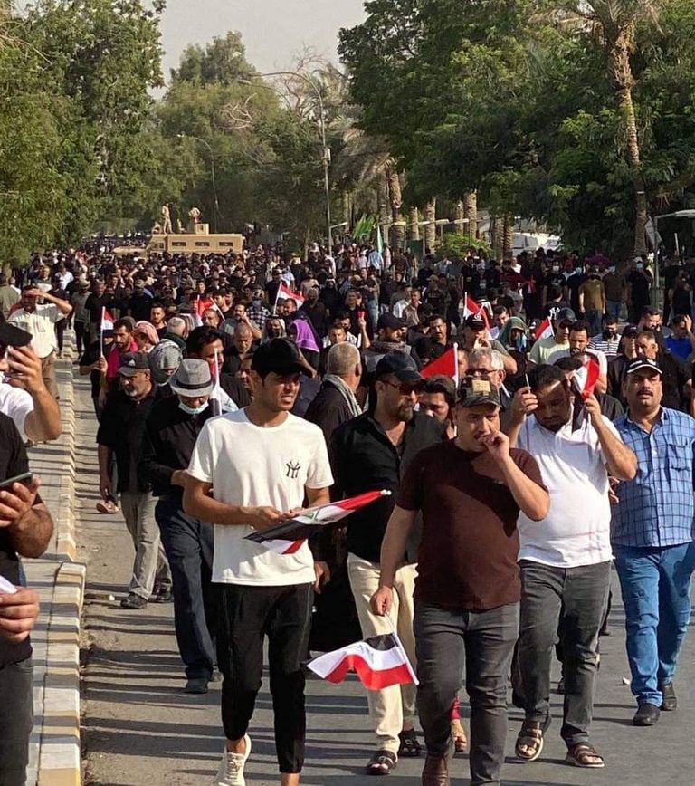 متظاهرون من أنصار الإطار التنسيقي عند مشارف المنطقة الرئاسية