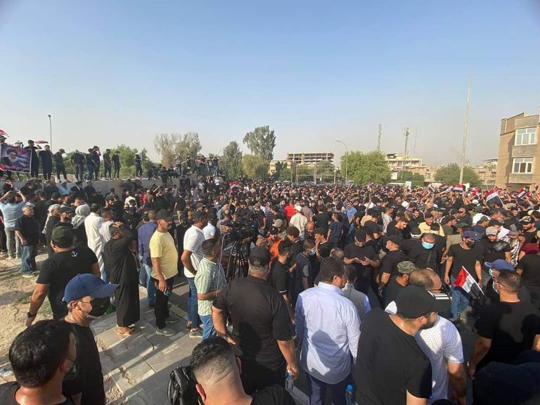 متظاهرون من أنصار الإطار التنسيقي عند مشارف المنطقة الرئاسية