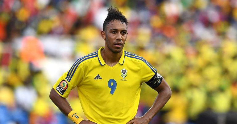 بيير إيميريك أوباميانج بقميص منتخب الجابون محمد صلاح ورياض محرز نجما ليفربول ومانشستر سيتي