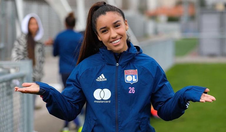 سكينة قرشاوي لاعبة منتخب فرنسا بقميص ليون سكينة قرشاوي لاعبة منتخب فرنسا