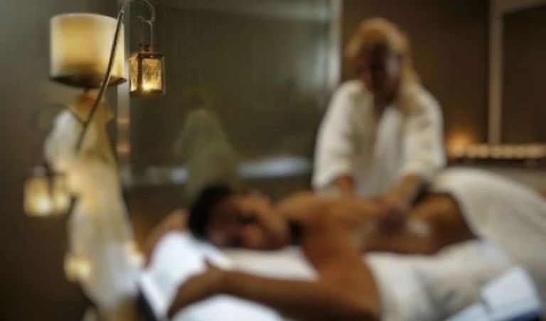 فتاة تلوح بيدها - صورة تعبيرية