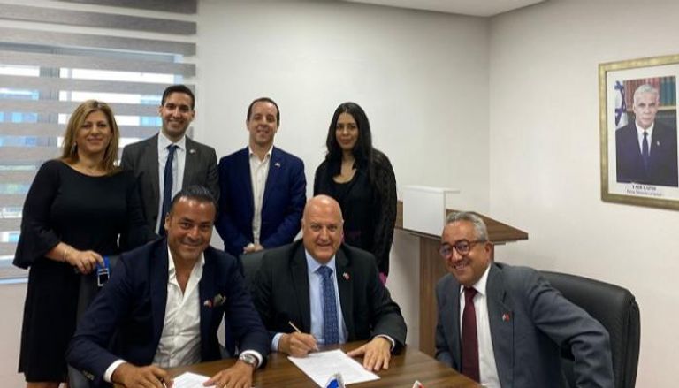 لحظة توقيع عقد السفارة بين الجانبين المغربي والإسرائيلي