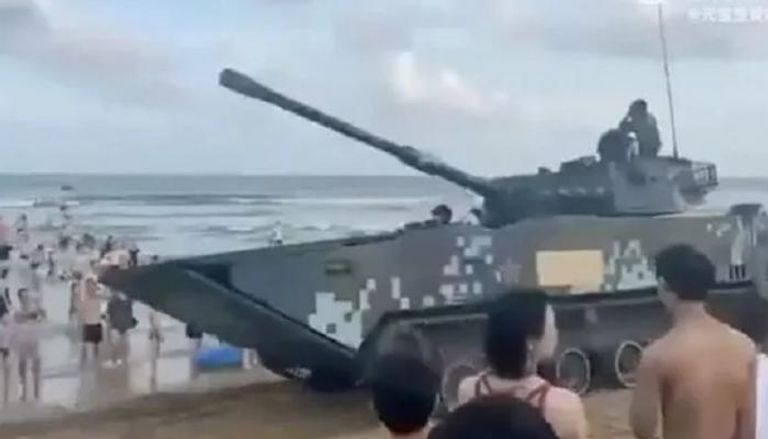 دبابات صينية تتحرك نحو شاطئ قريب من تايوان