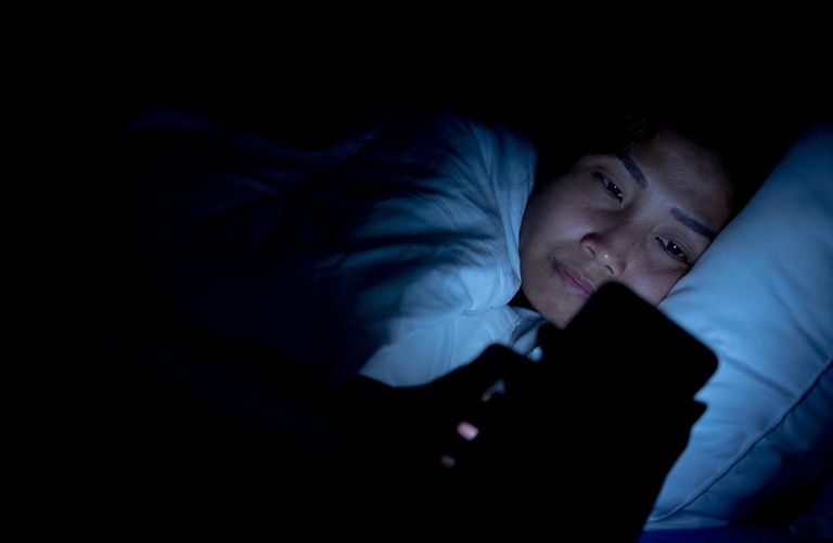 شخص يتناول المقرمشات وهو يعمل على الكمبيوتر