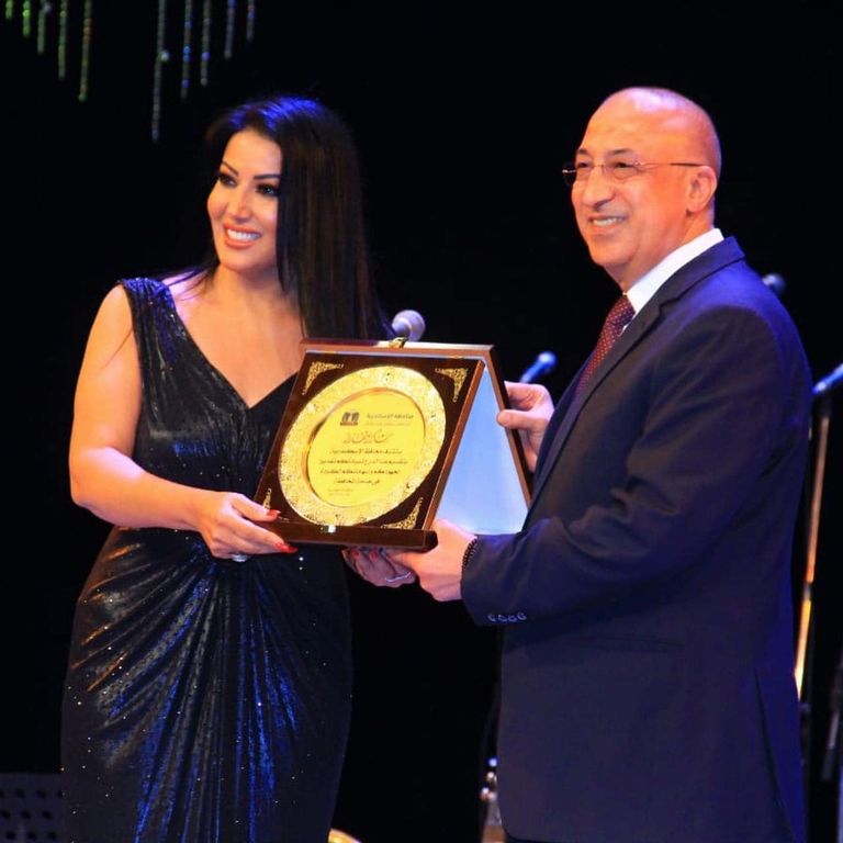 محافظ الإسكندرية يكرم سمية الخشاب بدرع الإقليم