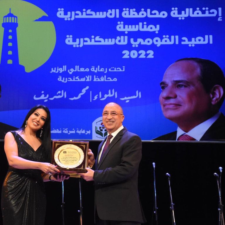محافظ الإسكندرية يكرم سمية الخشاب بدرع الإقليم