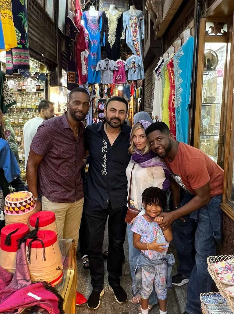 أبطال الفيلم أمام أهرامات الجيزة