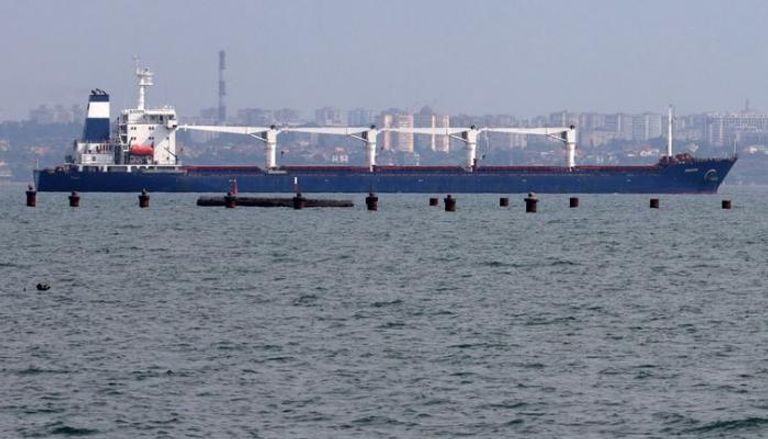 سفينة رازوني أثناء مغادرتها ميناء أوديسا
