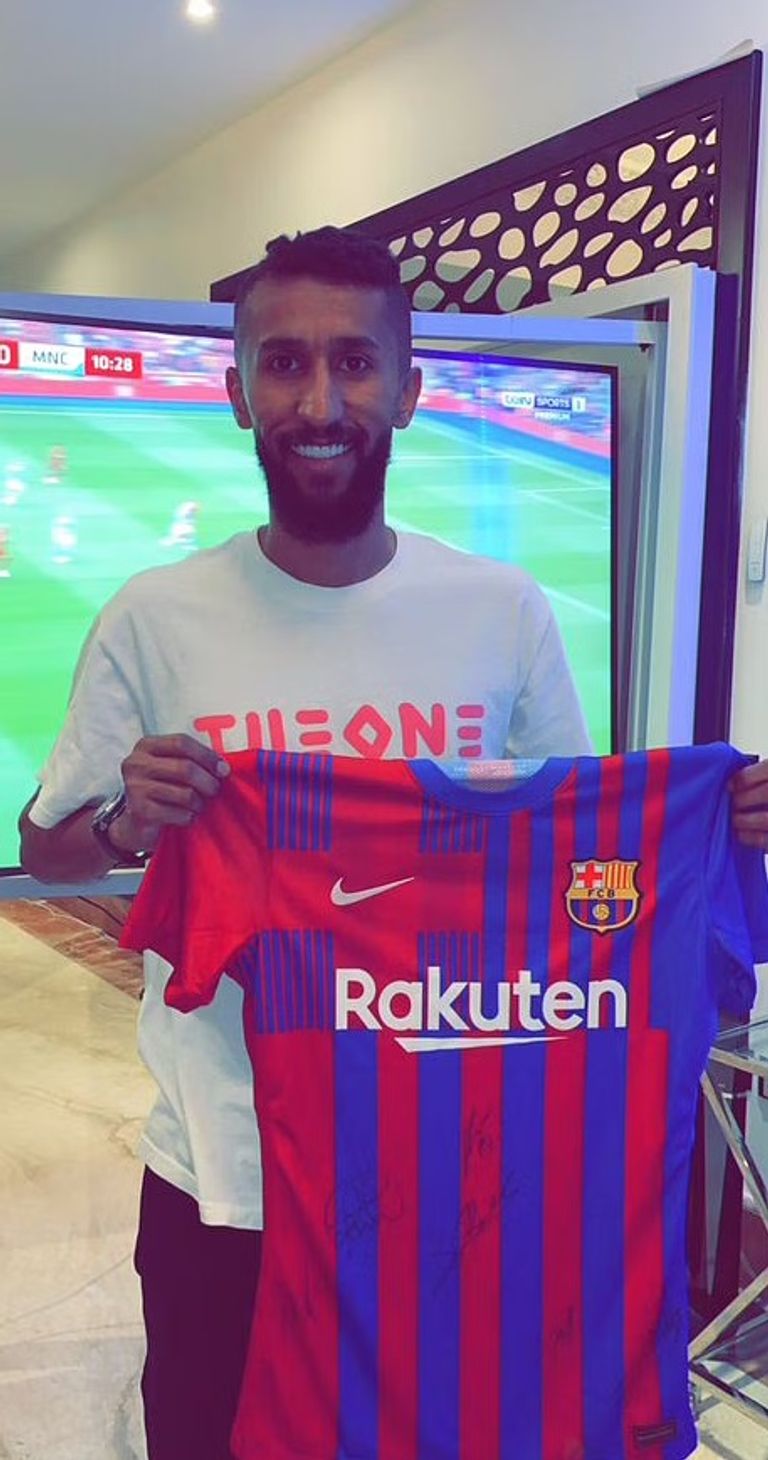 الفرج يحمل قميص برشلونة سلمان الفرج نجم الهلال السعودي