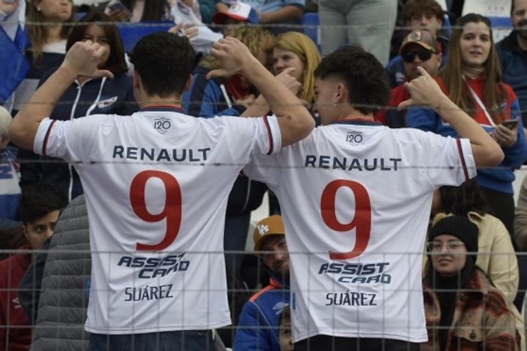 قميص سواريز لويس سواريز بقميص ناسيونال