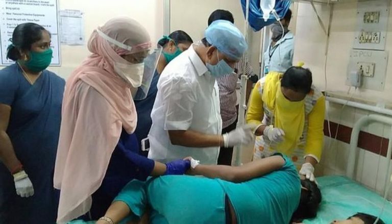 فحص سيدة داخل المستشفى بعد تسرب غاز في الهند - أرشيفية