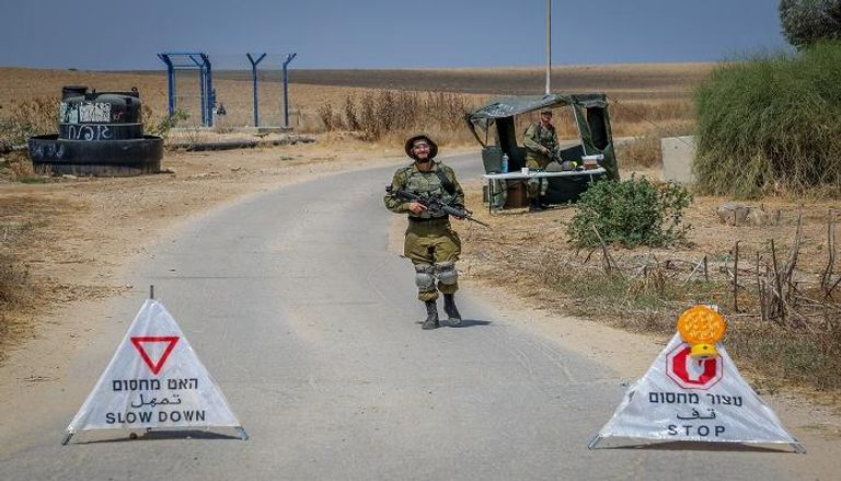 قوة إسرائيلية تغلق طريقا جنوب البلاد - أرشيفية