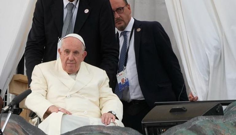 البابا فرنسيس بابا الكنيسة الكاثوليكية يجلس على كرسي متحرك - أرشيفية