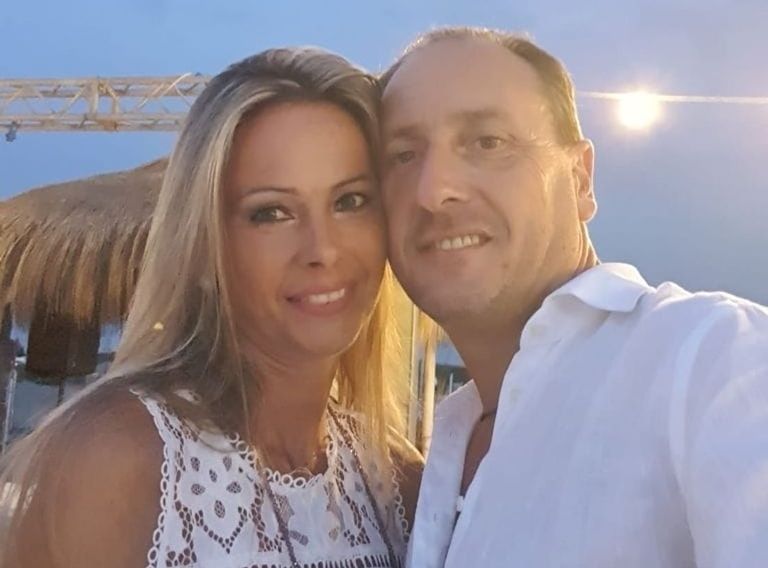 ماسيميليانو برفقة زوجته البابا فرنسيس بابا الكنيسة الكاثوليكية يجلس على كرسي متحرك - أرشيفية