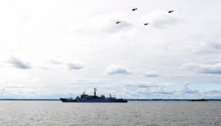 مروحيات وسفينة حربية روسية 
